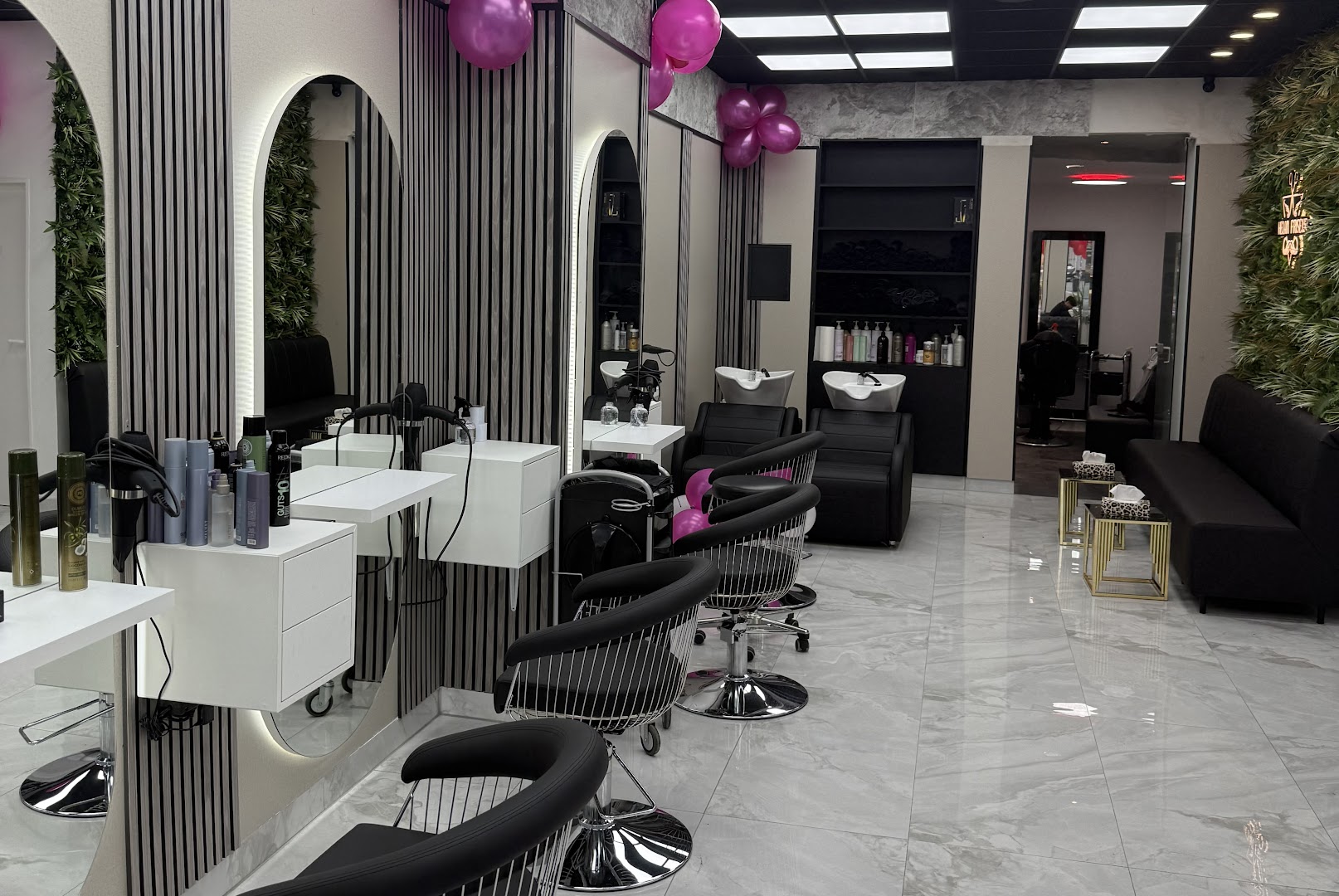 Der neue HELAN-Salon: Marmor, Gold und LED-Bogenspiegel