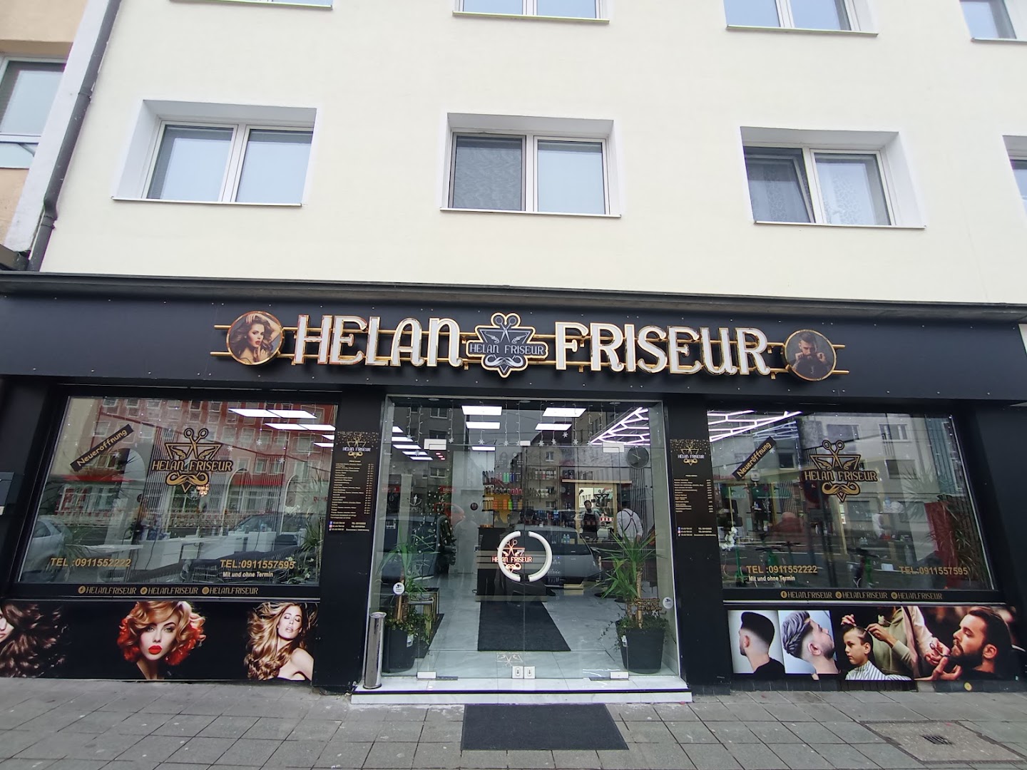 Die schwarze Fassade mit Gold-Lettern am Stresemannplatz