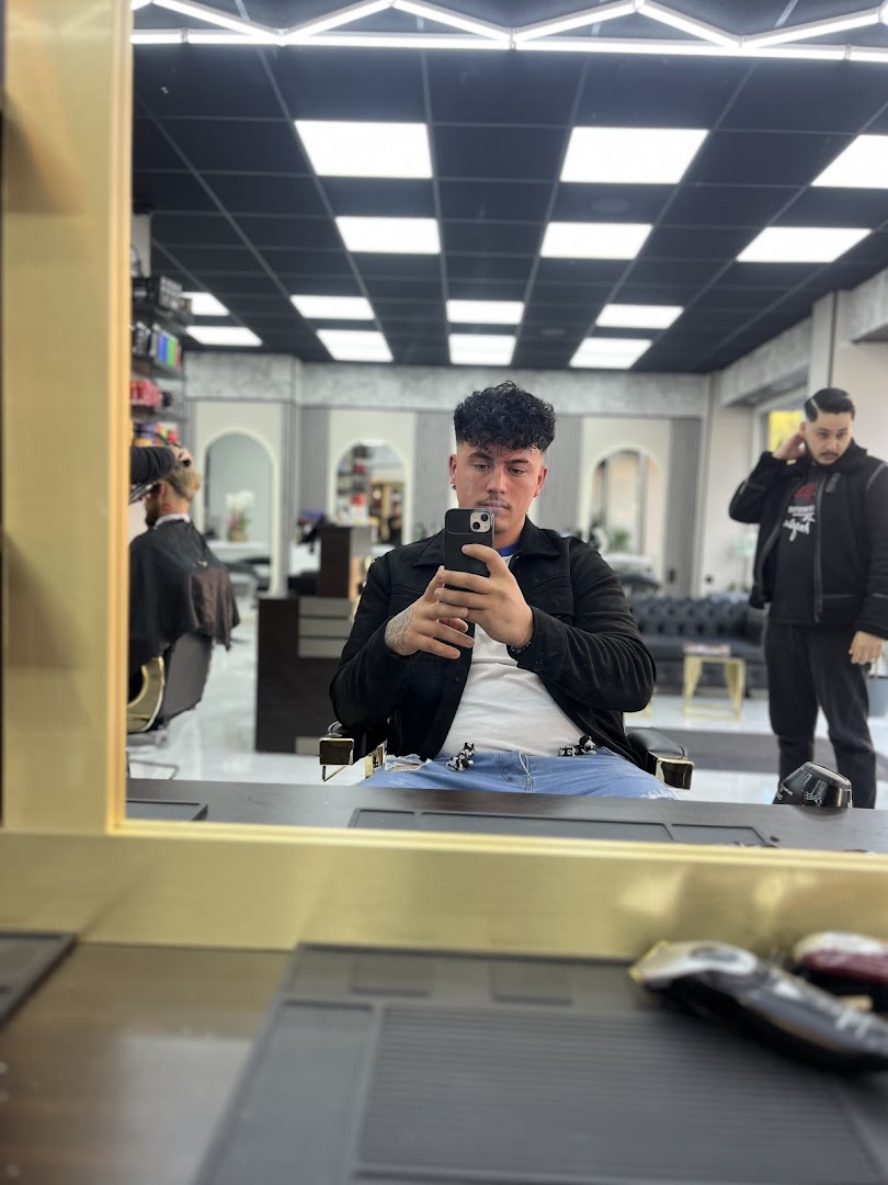 Frischer Cut vor dem goldenen Spiegel